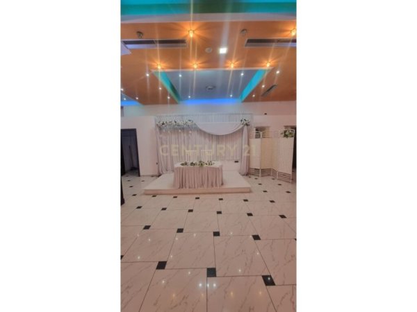Tirane, jepet me qera bar-resorant Kati 1, 315 m² 1.000 € (mbikalimi i kasharit)