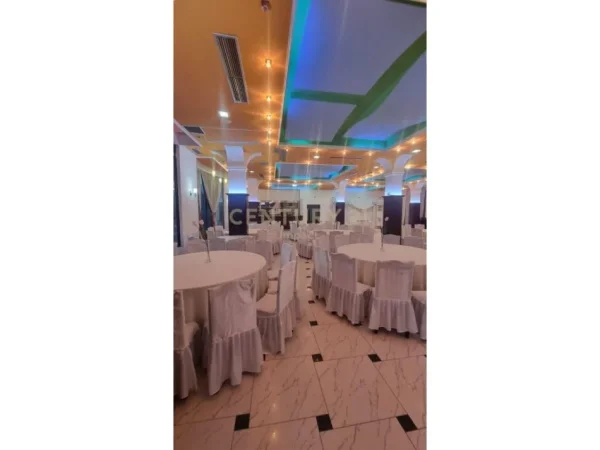 Tirane, jepet me qera bar-resorant Kati 1, 315 m² 1.000 € (mbikalimi i kasharit)