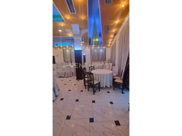 Tirane, jepet me qera bar-resorant Kati 1, 315 m² 1.000 € (mbikalimi i kasharit)