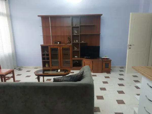 Tirane, jepet me qera apartament 3+1 Kati 1, 100 m² 700 € (pazari i ri)