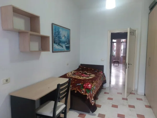 Tirane, jepet me qera apartament 3+1 Kati 1, 100 m² 700 € (pazari i ri)
