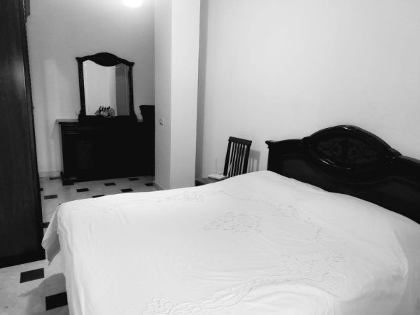 Tirane, jepet me qera apartament 3+1 Kati 1, 100 m² 700 € (pazari i ri)