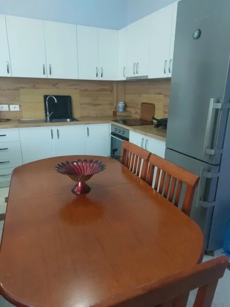 Tirane, jepet me qera apartament 3+1 Kati 1, 130 m² 700 € (PAZARI I RI)