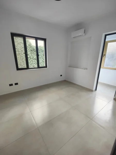 ZYRE ME QIRA NE BLLOK  900 €