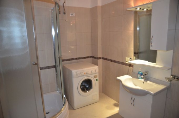 Tirane, jepet me qera apartament 4+1 Kati 5, 210 m² 1.200 € (Liqeni i Thate)