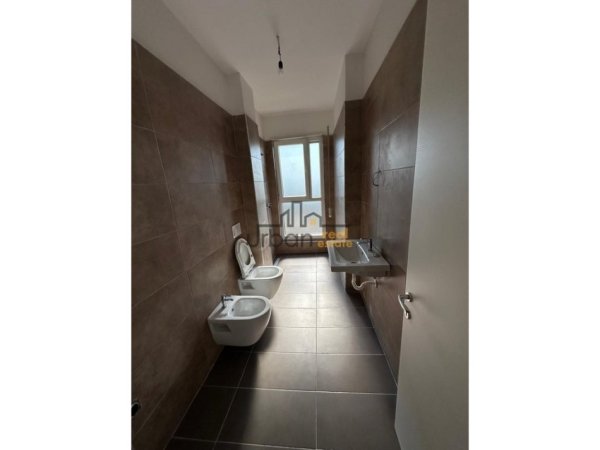 Tirane, jepet me qera zyre Kati 8, 70 m² 450 € (Don Bosko)