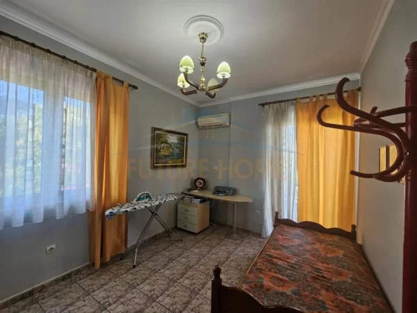 Tirane, jepet me qera apartament 3+1 Kati 2, 130 m² 700 € (Tregu Elektrik Rruga Todi Shkurti)