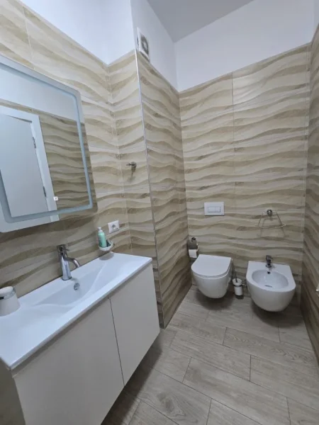Tirane, jepet me qera apartament 2+1+Ballkon Kati 6, 103 m² 450 € (rruga 3 deshmoret)