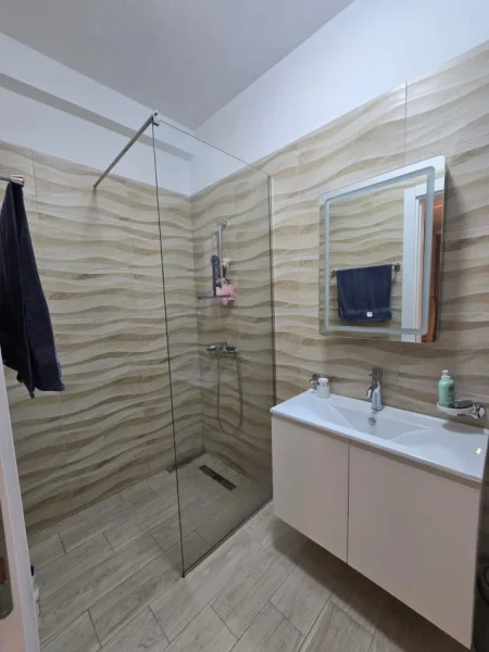 Tirane, jepet me qera apartament 2+1+Ballkon Kati 6, 103 m² 450 € (rruga 3 deshmoret)