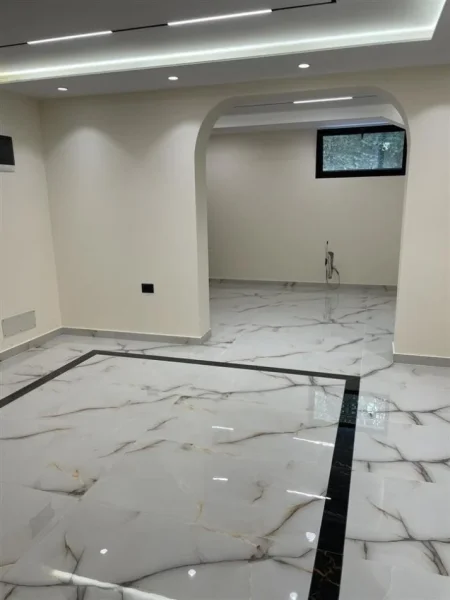 Tirane, jepet me qera zyre Kati 0, 80 m² 1.000 € (rruga elbasanit)