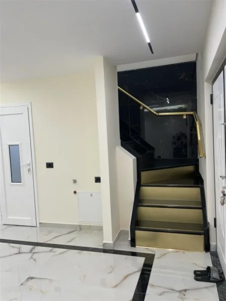 Tirane, jepet me qera zyre Kati 0, 80 m² 1.000 € (rruga elbasanit)