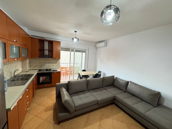 Tirane, jepet me qera apartament 2+1+Ballkon Kati 2, 84 m² 670 € (Rruga Peti)