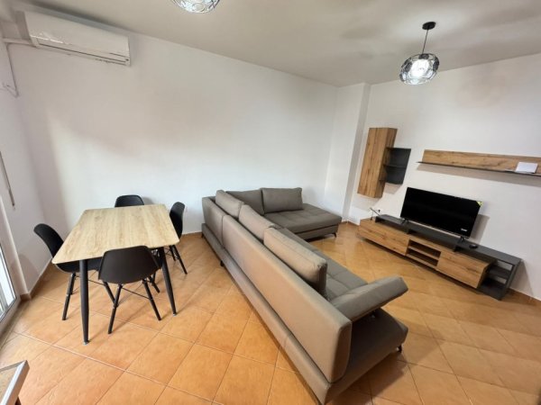 Tirane, jepet me qera apartament 2+1+Ballkon Kati 2, 84 m² 670 € (Rruga Peti)