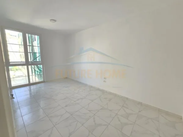 Tirane, jepet me qera apartament 2+1 Kati 3, 99 m² 1.000 € (Rruga e Kavajes)