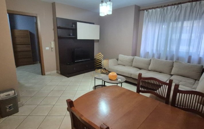 Tirane, jepet me qera apartament 2+1+Ballkon Kati 5, 95 m² 750 € (Rruga Shefqet Musaraj)