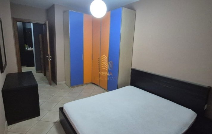 Tirane, jepet me qera apartament 2+1+Ballkon Kati 5, 95 m² 750 € (Rruga Shefqet Musaraj)