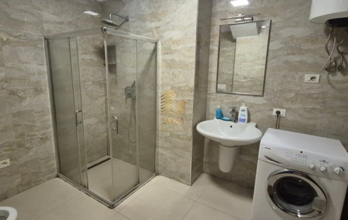 Tirane, jepet me qera apartament 2+1+Ballkon Kati 5, 95 m² 750 € (Rruga Shefqet Musaraj)