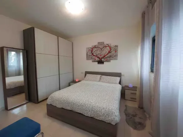 Tirane, jepet me qera 2+1 Kati 2, 80 m² 600 € (liqeni i thate)