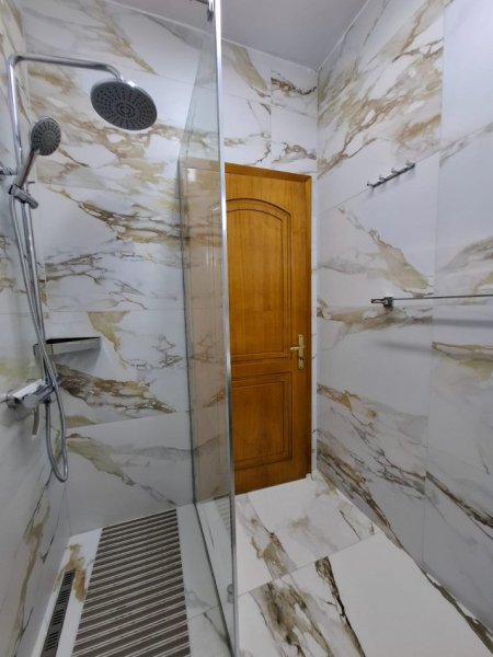Tirane, jepet me qera apartament 1+1+Ballkon Kati 3, 65 m² 520 € (Komuna Parisit)