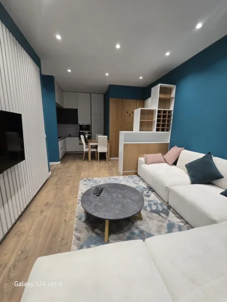 Tirane, jepet me qera apartament 1+1+Aneks+Ballkon Kati 5, 75 m² 720 € (Kompleski Delijorgji)