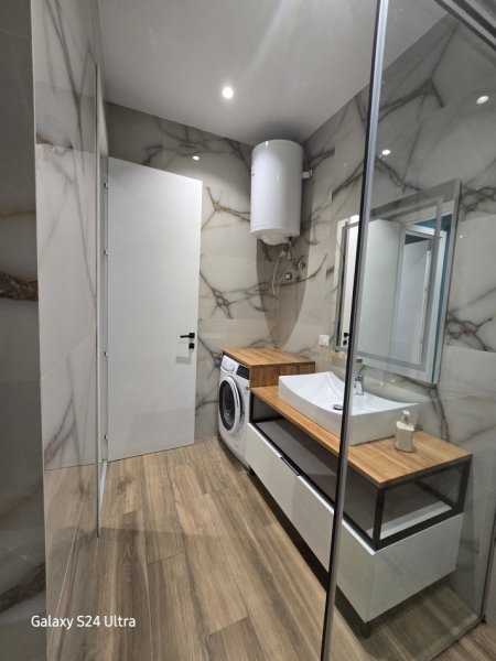 Tirane, jepet me qera apartament 1+1+Aneks+Ballkon Kati 5, 75 m² 720 € (Kompleski Delijorgji)