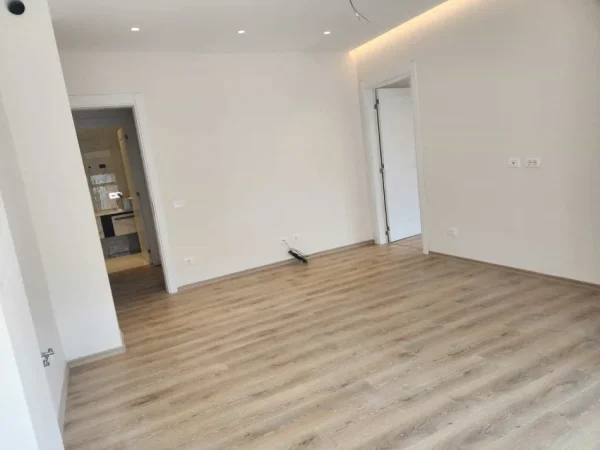Tirane, jepet me qera zyre Kati 6, 92 m² 500 € (filip jano)