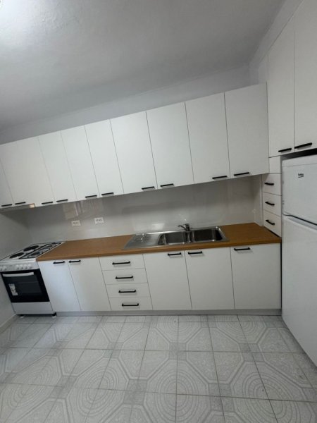 Tirane, jepet me qera apartament 1+1+Ballkon Kati 4, 55 m² 500 € (BLLOKU)