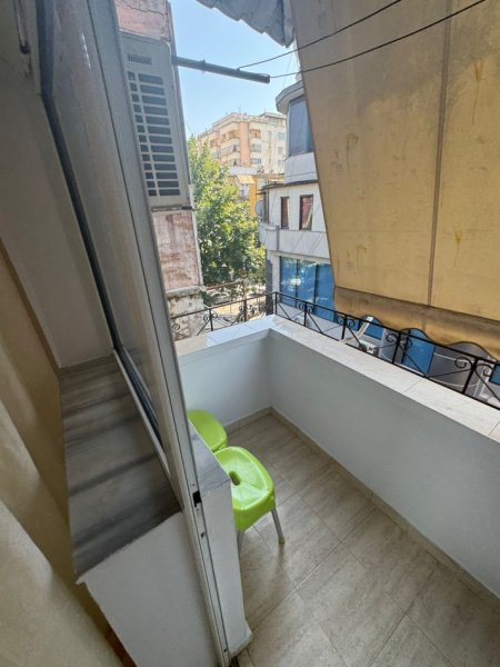 Tirane, jepet me qera apartament 1+1+Ballkon Kati 4, 55 m² 500 € (BLLOKU)