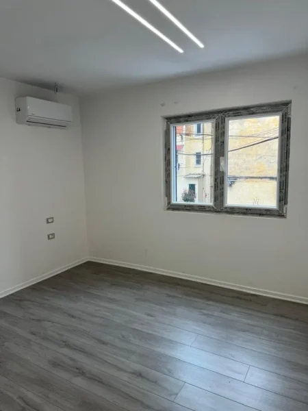 Tirane, jepet me qera apartament 1+1+Aneks+Ballkon Kati 1, 53 m² 500 € (xhamlliku)