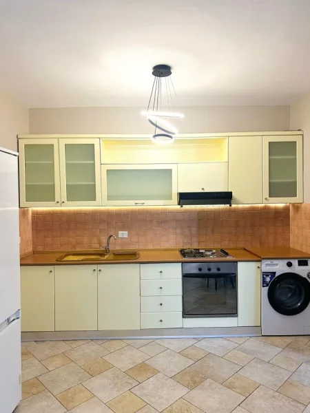 Tirane, jepet me qera apartament 1+1 Kati 15, 60 m² 550 € (Qendër)