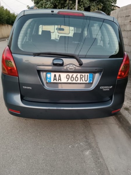 Tirane, shitet makine Toyota Corola Verso Nafte, blu e errët Kondicioner 297.000 km 2.300 €