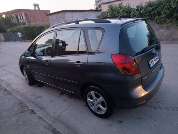 Tirane, shitet makine Toyota Corola Verso Nafte, blu e errët Kondicioner 297.000 km 2.300 €