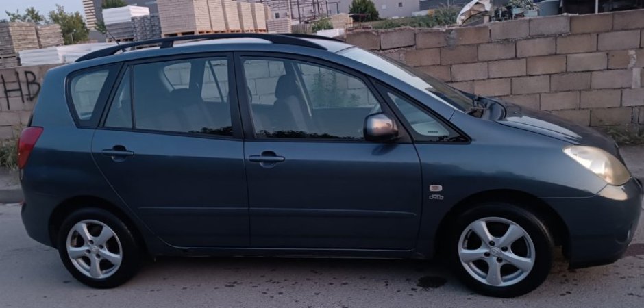 Tirane, shitet makine Toyota Corola Verso Nafte, blu e errët Kondicioner 297.000 km 2.300 €
