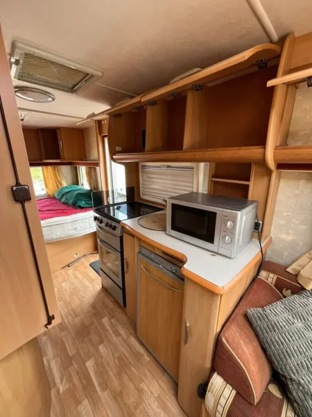 Shitet Caravan Swift Challenger model Zvicerian 4000 €