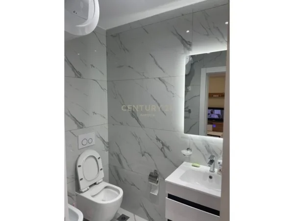 Tirane, jepet me qera apartament 1+1 Kati 9, 900 € 