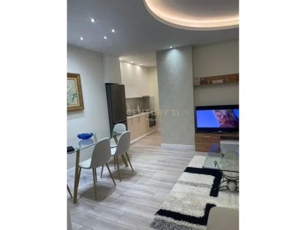Tirane, jepet me qera apartament 1+1 Kati 9, 900 € 