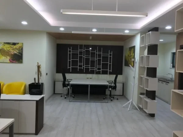 Tirane, jepet me qera zyre Kati 5, 146 m² 2.500 € (Bllok)