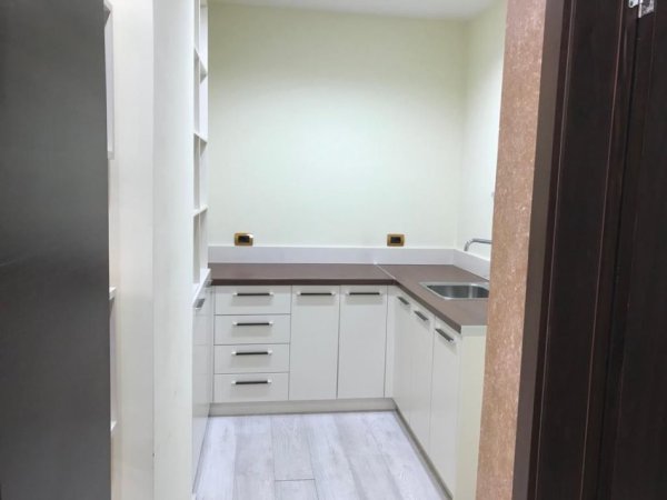 Tirane, jepet me qera zyre Kati 5, 146 m² 2.500 € (Bllok)