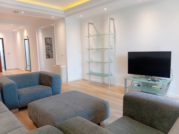 Tirane, jepet me qera apartament 2+1+Aneks+Ballkon Kati 8, 140 m² 1.800 € (Ish Bllok prane Gardes)