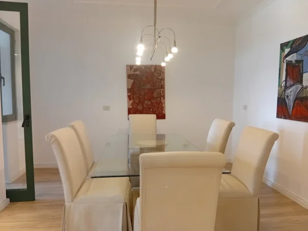 Tirane, jepet me qera apartament 2+1+Aneks+Ballkon Kati 8, 140 m² 1.800 € (Ish Bllok prane Gardes)