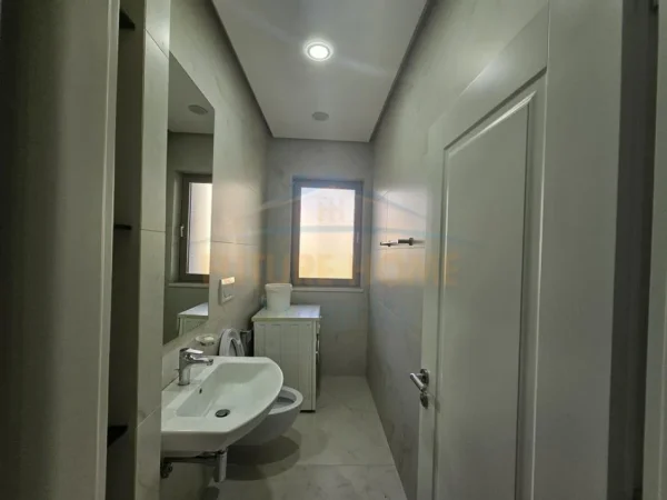 Tirane, jepet me qera apartament 3+1 Kati 2, 130 m² 800 €