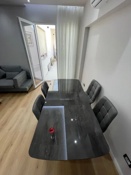 Tirane, jepet me qera apartament 2+1+Ballkon Kati 11, 110 m² 800 € 