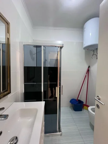 Tirane, jepet me qera apartament 2+1+Aneks+Ballkon Kati 5, 105 m² 700 € (Bulevardi i Ri, Stacioni i Trenit)