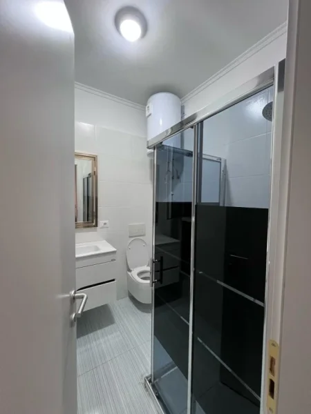 Tirane, jepet me qera apartament 2+1+Aneks+Ballkon Kati 5, 105 m² 700 € (Bulevardi i Ri, Stacioni i Trenit)