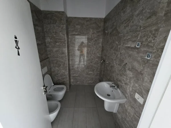 Tirane, jepet me qera apartament 3+1+Aneks+Ballkon Kati 2, 110 m² 1.000 € (Mbrapa sq21 jepet per zyra)