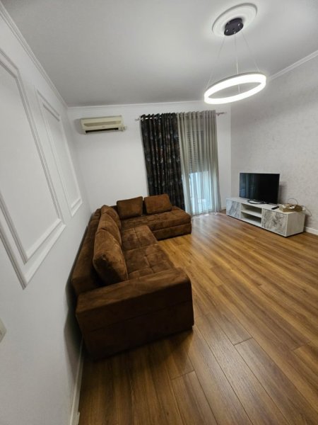 Tirane, jepet me qera apartament 1+1 , 70 m² 600 € 