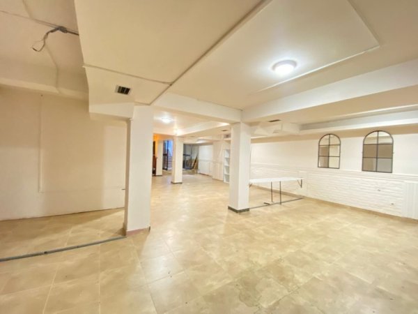 Tirane, jepet me qera ambjent biznesi Kati -1, 145 m² 500 € (myslym shyri)
