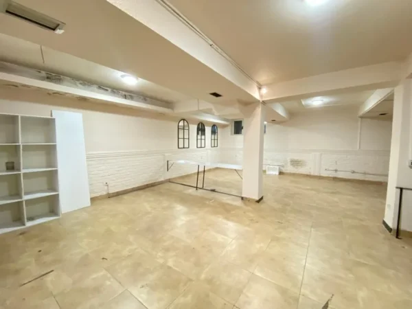 Tirane, jepet me qera ambjent biznesi Kati -1, 145 m² 500 € (myslym shyri)