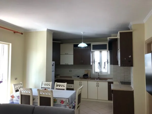 Tirane, jepet me qera apartament 1+1+Aneks+Ballkon Kati 4, 65 m² 500 € (kodra e diellit)