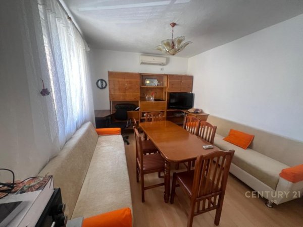 Tirane, jepet me qera apartament 1+1 Kati 3, 55 m² 425 € (Gjimnazi Petro Nini)